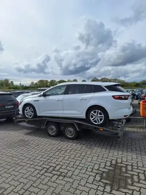Bílé SUV na přívěsu
