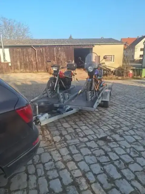 Dva motocykly na přívěsu
